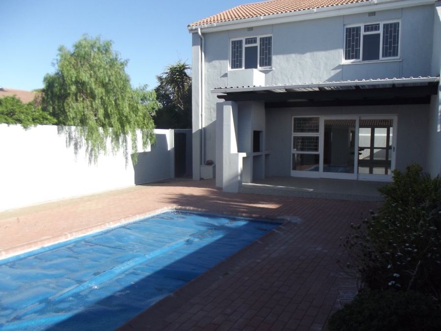 3 Bedroom Property for Sale in Bloubergrant Western Cape